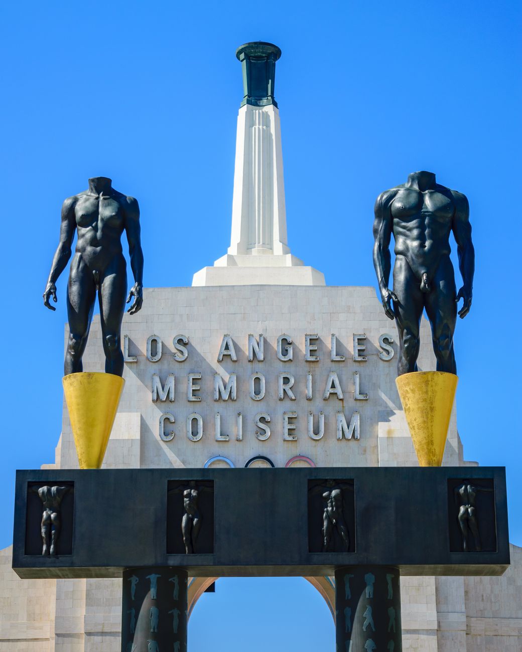 los angeles memorial coliseum entrance statues
