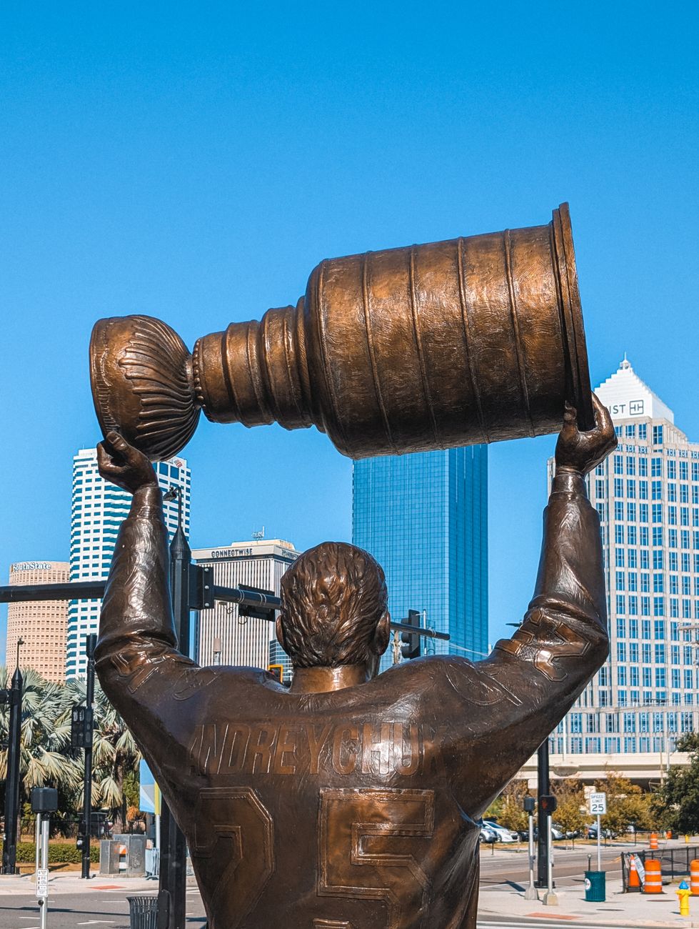 tampa stanley cup statue with city skyline